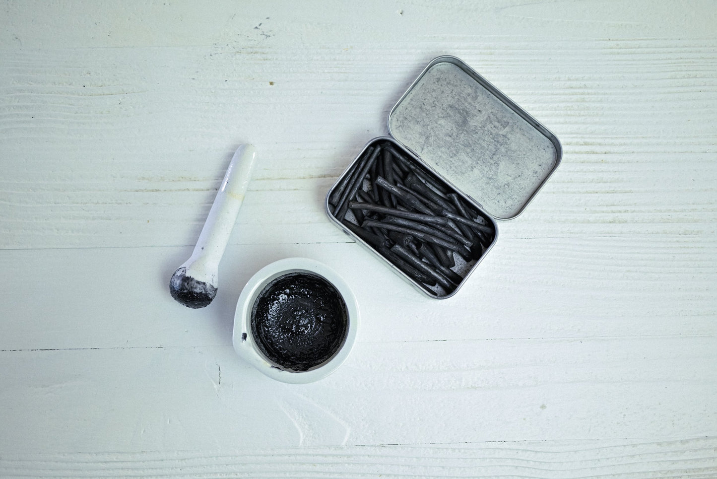 The Vine Black Ink Box - in English